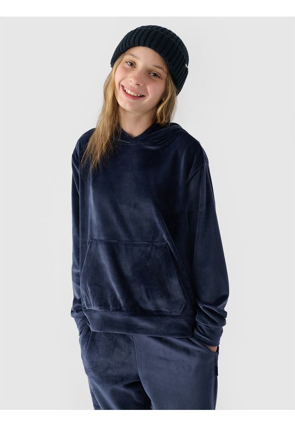 4f - 4F Bluza dresowa z weluru nierozpinana z kapturem dziewczęca - granatowa 122 (6-7 lat). Okazja: na co dzień. Typ kołnierza: kaptur. Kolor: niebieski. Materiał: welur, dresówka. Wzór: jednolity, gładki, ze splotem. Sezon: lato. Styl: casual, sportowy