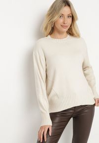 Born2be - Jasnobeżowy Sweter z Modalem i Wiskozą Ozdobiony Ściągaczami Heliti. Okazja: na co dzień. Typ kołnierza: dekolt w kształcie V. Kolor: beżowy. Materiał: wiskoza. Wzór: aplikacja. Styl: wizytowy, klasyczny, elegancki, casual #4