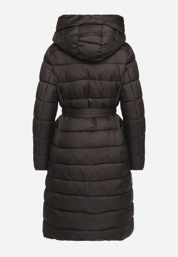 Born2be - Czarna Pikowana Kurtka o Długim Kroju z Paskiem i Futrzaną Wyściółką Fivlemi. Okazja: na co dzień. Kolor: czarny. Materiał: futro. Długość: długie. Sezon: zima. Styl: casual, elegancki