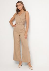 Born2be - Ciemnobeżowy Kombinezon z Bawełną Kopertowym Dekoltem i Paskiem Evivione. Kolor: beżowy. Materiał: bawełna. Styl: elegancki #1