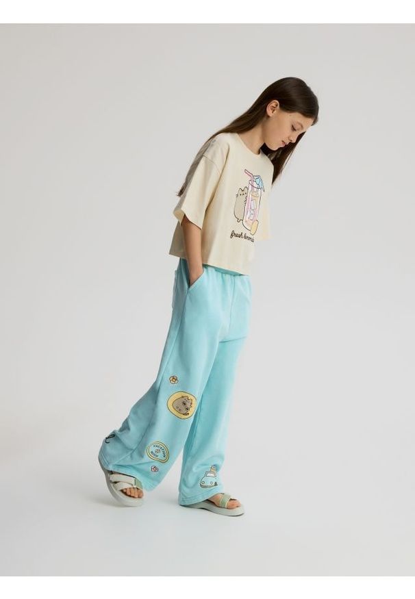 Reserved - Spodnie dresowe Pusheen - jasnoturkusowy. Kolor: turkusowy. Materiał: dresówka