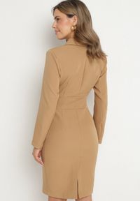 Born2be - Brązowa Kopertowa Sukienka z Paskiem Usztywnionymi Ramionami i Rozcięciem z Tyłu Werige. Okazja: na co dzień. Typ kołnierza: dekolt w kształcie V. Kolor: brązowy. Materiał: skóra. Typ sukienki: kopertowe. Styl: casual #3