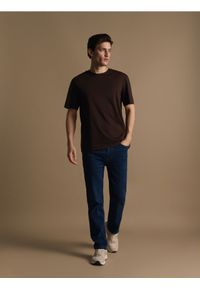 Reserved - T-shirt regular z interlokowym splotem - brązowy. Kolor: brązowy. Materiał: dzianina. Wzór: ze splotem #1