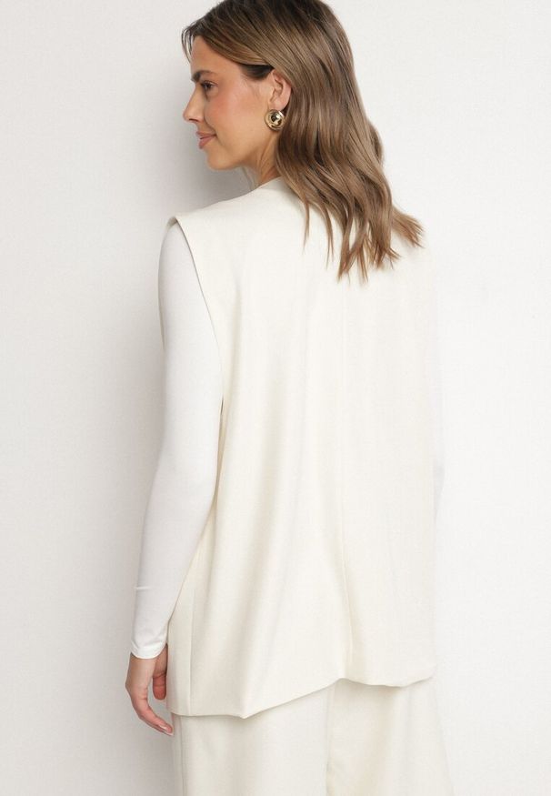 Born2be - Jasnobeżowa Kamizelka Garniturowa Jednorzędowa z Imitacjami Kieszonek Sonanilia. Okazja: na spotkanie biznesowe, na co dzień. Kolor: beżowy. Materiał: jeans. Styl: elegancki, casual, klasyczny, biznesowy