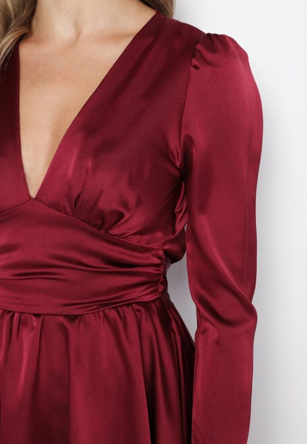Born2be - Bordowa Satynowa Sukienka Mini z Głębokim Dekoltem i Wiązaniem z Tyłu Liadan. Okazja: na imprezę. Kolor: czerwony. Materiał: satyna. Styl: elegancki. Długość: mini