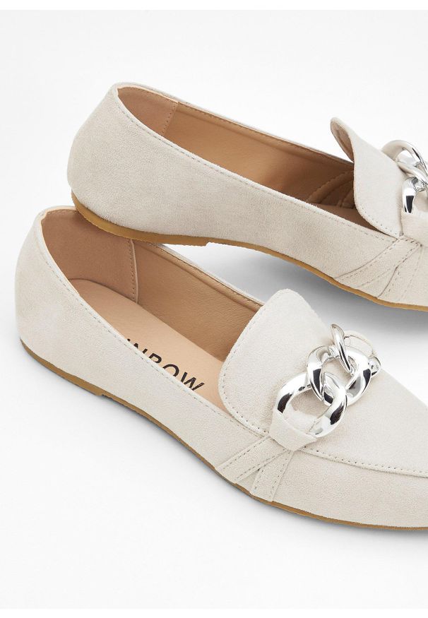 bonprix - Loafersy z łańcuszkiem. Kolor: beżowy