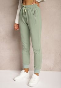 Renee - Jasnozielone Spodnie Dresowe z Bawełny High Waist Ozdobione Kieszeniami na Suwak Fedela. Okazja: na co dzień. Stan: podwyższony. Kolor: zielony. Materiał: bawełna, dresówka. Długość: długie. Wzór: aplikacja. Styl: casual, elegancki