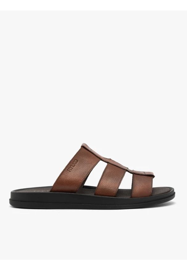 Ryłko - Brązowe klapki męskie. Okazja: na co dzień. Kolor: brązowy. Materiał: skóra. Sezon: lato. Styl: casual, street, klasyczny, wakacyjny