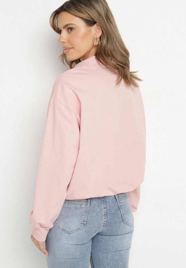 Born2be - Różowa Bluza z Kołnierzykiem z Suwakiem i Ściągaczem u Dołu Alanidra. Okazja: na co dzień. Kolor: różowy. Materiał: jeans. Długość rękawa: długi rękaw. Długość: długie. Styl: elegancki, casual