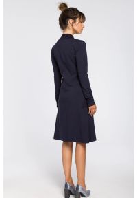 BeWear - Sukienka trapezowa z bawełnianej dzianiny granatowa. Okazja: na co dzień. Typ kołnierza: kołnierzyk stójkowy, dekolt w kształcie V. Kolor: niebieski. Materiał: dzianina, bawełna. Typ sukienki: trapezowe. Styl: sportowy, casual, elegancki, klasyczny. Długość: midi #2