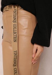 Renee - Ciemnobeżowe Spodnie Vivily. Stan: podwyższony. Kolor: beżowy. Długość: długie. Wzór: gładki. Styl: klasyczny #3