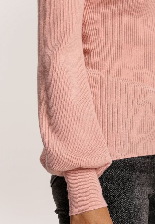 Renee - Różowy Sweter Oranrad. Okazja: na co dzień. Typ kołnierza: dekolt kwadratowy. Kolor: różowy. Materiał: jeans, prążkowany, dzianina. Długość: długie. Styl: klasyczny, casual