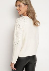Born2be - Jasnobeżowy Sweter z Bawełną Ozdobiony Cekinami Ceana. Okazja: na co dzień. Kolor: beżowy. Materiał: bawełna. Długość rękawa: długi rękaw. Długość: długie. Wzór: aplikacja. Styl: elegancki, casual #4