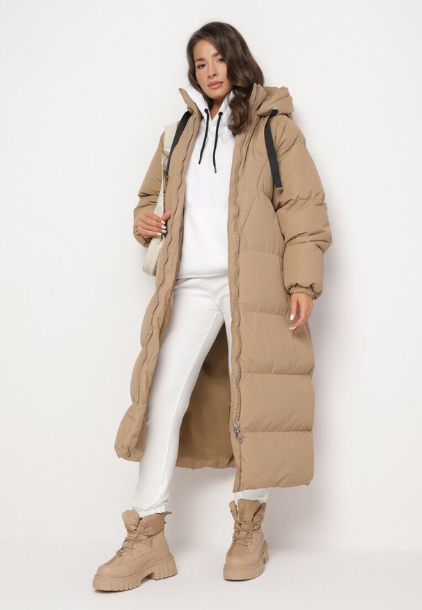 Born2be - Ciemnobeżowa Długa Kurtka Pikowana Płaszcz na Zamek z Kapturem Lesea. Okazja: na co dzień. Typ kołnierza: kaptur. Kolor: beżowy. Materiał: dzianina, jeans. Długość: długie. Styl: casual, elegancki