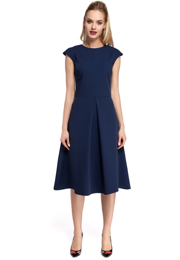 Sukienki.shop - Elegancka sukienka trapezowa z kontrafałdą wizytowa granatowa. Okazja: na imprezę, na komunię, na wesele, na ślub cywilny. Kolor: niebieski. Materiał: jeans, materiał, elastan. Długość rękawa: krótki rękaw. Wzór: gładki. Typ sukienki: trapezowe. Styl: elegancki, wizytowy