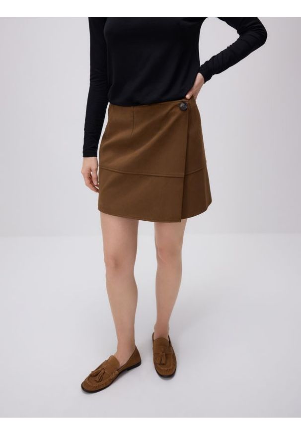 Reserved - Spódnica mini z imitacji zamszu - brązowy. Kolor: brązowy. Materiał: zamsz