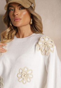 Renee - Biały Sweter z Bawełną Ozdobiony Kwiatami 3D Esenavia. Okazja: na co dzień. Kolor: biały. Materiał: bawełna. Długość rękawa: długi rękaw. Długość: długie. Wzór: aplikacja, kwiaty. Styl: wizytowy, casual, elegancki