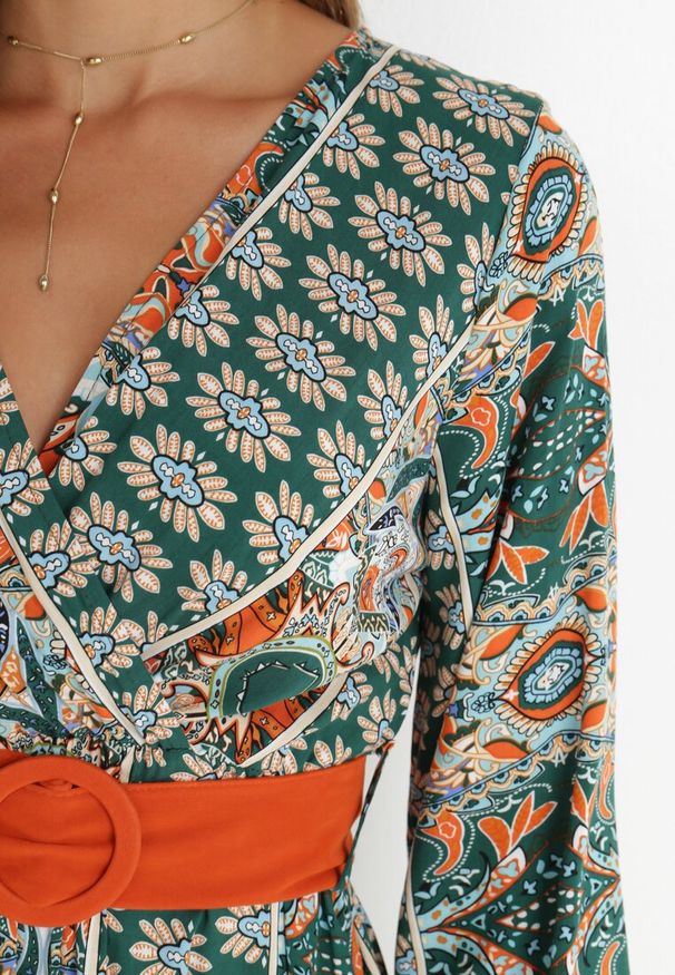 Born2be - Zielona Sukienka Rozkloszowana z Paskiem Nazene. Kolor: zielony. Materiał: tkanina, materiał. Wzór: kwiaty. Typ sukienki: kopertowe, rozkloszowane. Styl: retro, boho. Długość: maxi