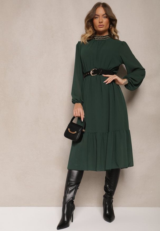 Renee - Zielona Sukienka z Aplikacjami na Stójce i z Gumką w Talii Lilora. Typ kołnierza: kołnierzyk stójkowy. Kolor: zielony. Długość rękawa: długi rękaw. Wzór: aplikacja. Typ sukienki: proste. Styl: elegancki