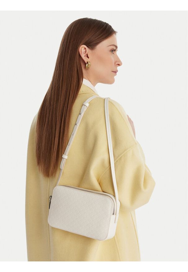 Calvin Klein Torebka Emblem Aop Elongated Camera Bag LV04F3268G Écru. Materiał: skórzane