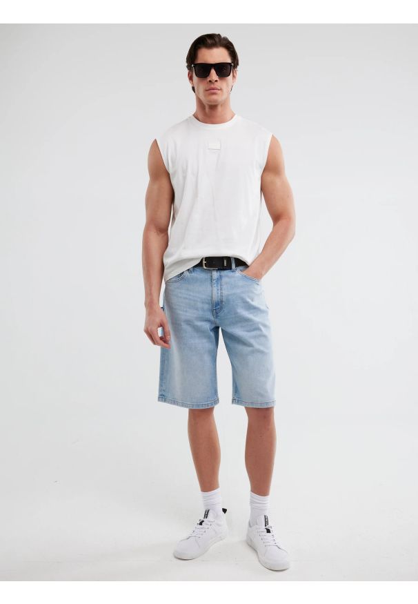 Big-Star - Szorty męskie jeansowe z przetarciami jasnoniebieskie Aleksy Workwear 220. Okazja: na co dzień. Stan: podwyższony. Kolor: niebieski. Materiał: jeans. Sezon: lato. Styl: klasyczny, vintage, casual