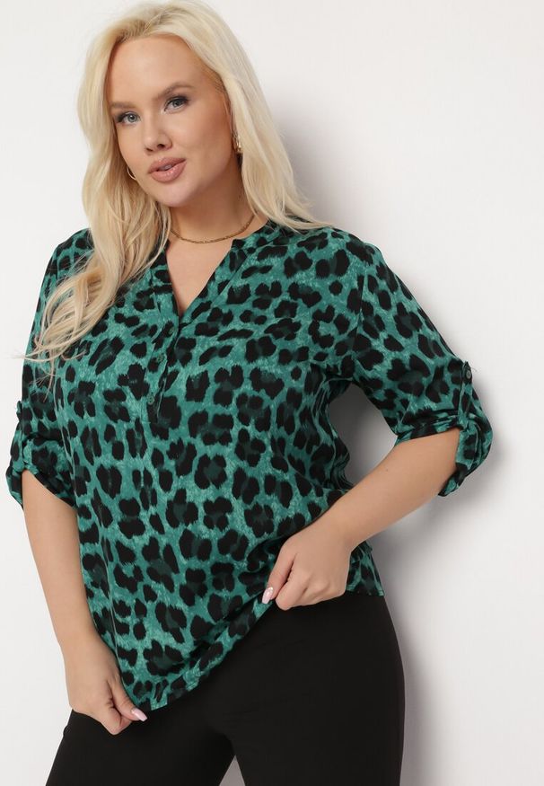 Born2be - Zielona Bluzka w Panterkę z Guzikami Przy Dekolcie Bexaria. Kolekcja: plus size. Kolor: zielony. Wzór: motyw zwierzęcy