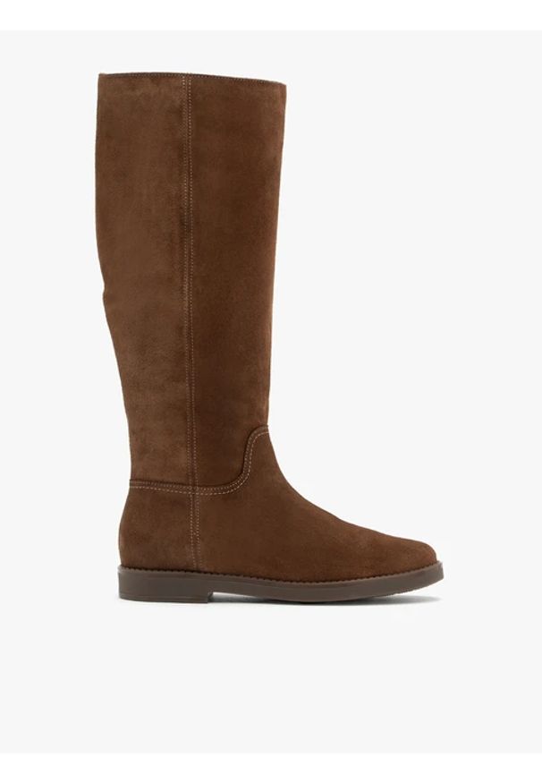 Ryłko - Brązowe płaskie kozaki ze skóry welurowej. Okazja: na co dzień. Nosek buta: okrągły. Zapięcie: zamek. Kolor: brązowy. Szerokość cholewki: normalna. Materiał: welur, skóra. Sezon: jesień, wiosna. Obcas: na obcasie. Styl: street, klasyczny, elegancki, casual