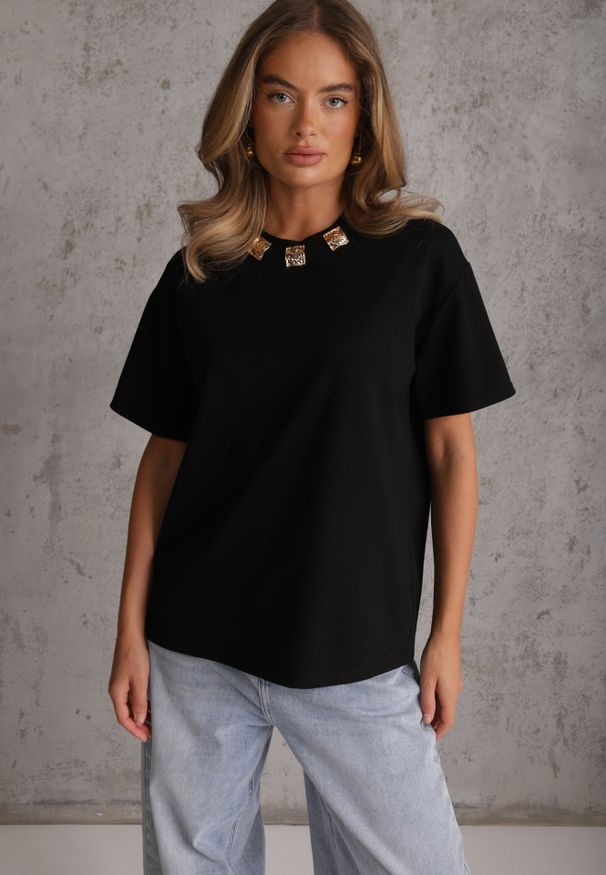 Renee - Czarny Oversizowy T-shirt z Bawełny Zdobiony Kwadratowymi Aplikacjami Evesilea. Okazja: na co dzień. Kolor: czarny. Materiał: bawełna. Wzór: aplikacja. Styl: casual