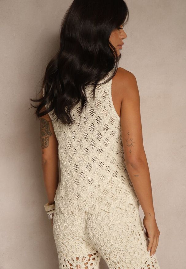 Renee - Beżowa Bluzka Ozdobiona Perełkami i Ażurowym Motywem Halenesa. Okazja: na spacer. Kolor: beżowy. Materiał: jeans. Wzór: ażurowy, aplikacja. Styl: klasyczny, elegancki