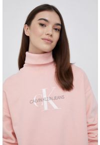 Calvin Klein Jeans Bluza bawełniana damska kolor różowy z nadrukiem. Okazja: na co dzień. Typ kołnierza: golf. Kolor: różowy. Materiał: bawełna. Długość rękawa: długi rękaw. Długość: długie. Wzór: nadruk. Styl: casual #4