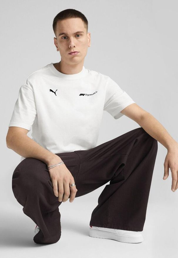 Puma - Męska koszulka F1® ESS+ o luźnym kroju z grafiką PUMA White. Kolor: biały