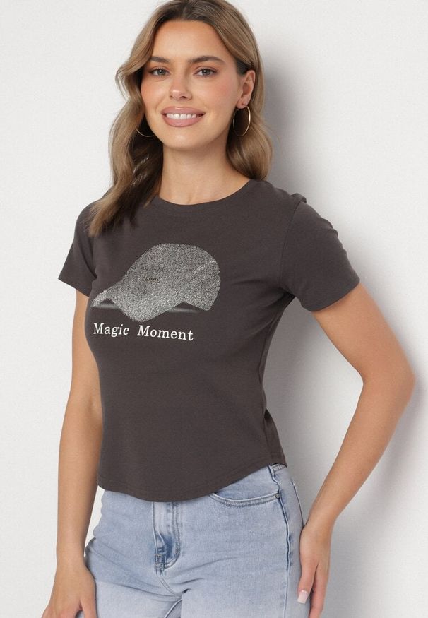 Born2be - Ciemnoszary T-shirt z Bawełny z Nadrukiem Czapki i Cyrkoniami Penilna. Okazja: na co dzień. Kolor: szary. Materiał: bawełna. Wzór: nadruk. Styl: klasyczny, casual