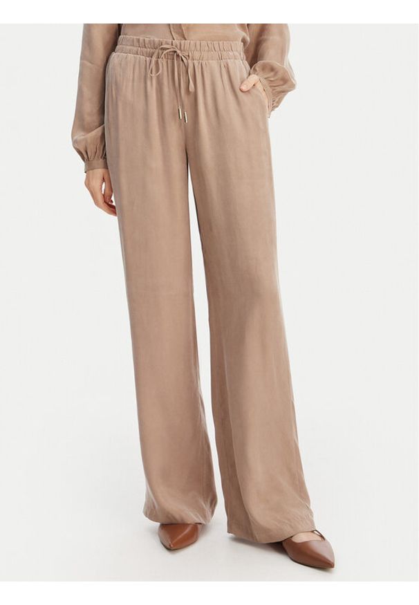 Guess Spodnie materiałowe W6GB07 W1781 Beżowy Regular Fit. Kolor: beżowy. Materiał: wiskoza