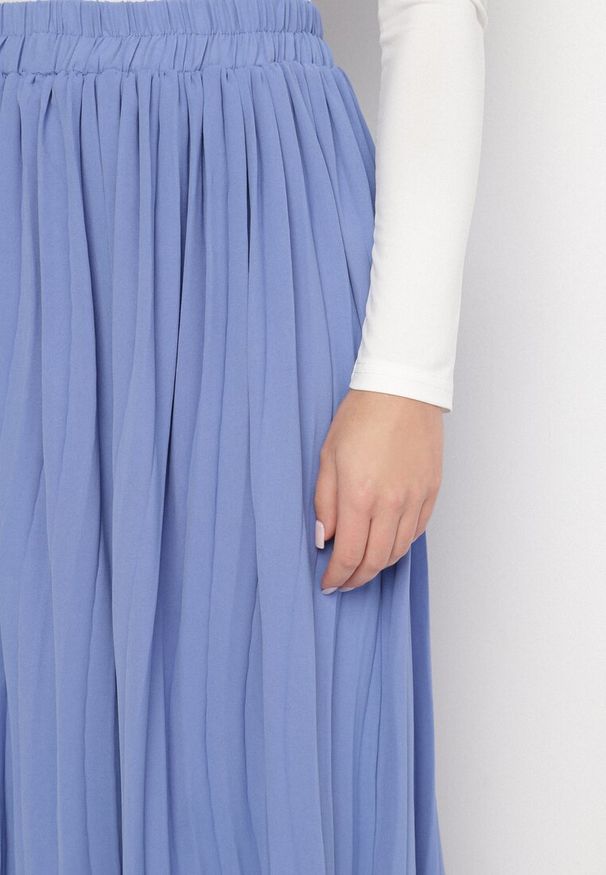 Born2be - Niebieska Spódnica o Rozkloszowanym Kroju z Plisami i Gumką w Talii Ulithra. Okazja: na co dzień. Kolor: niebieski. Styl: klasyczny, elegancki, casual