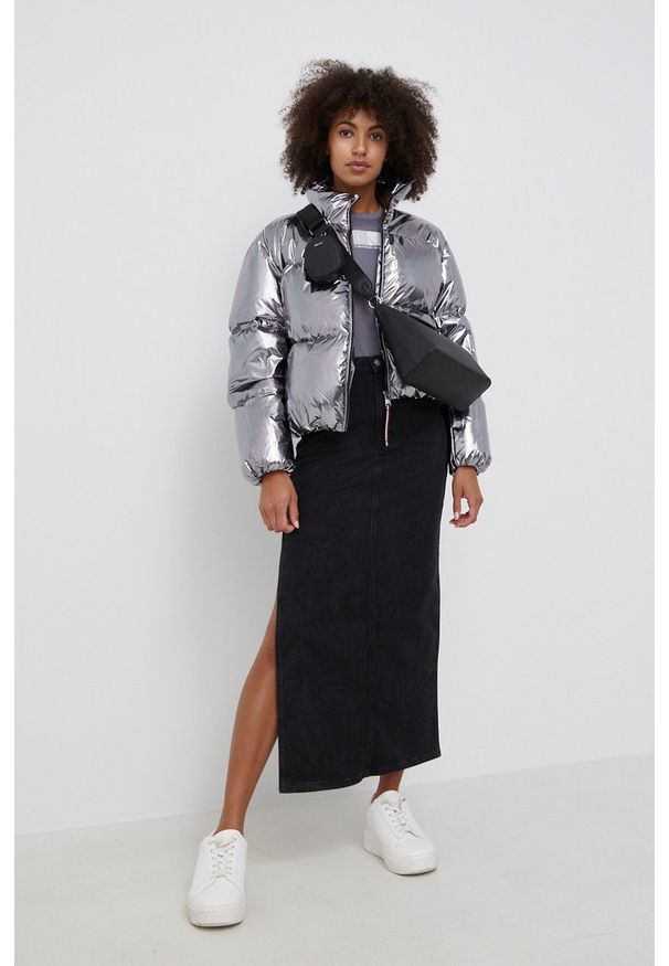 TOMMY HILFIGER - Tommy Hilfiger Kurtka puchowa damska kolor srebrny zimowa. Okazja: na co dzień. Kolor: srebrny. Materiał: puch. Wzór: gładki. Sezon: zima. Styl: casual