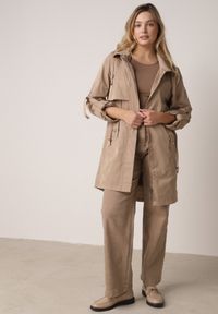 Born2be - Brązowa Kurtka w Stylu Parki z Odpinanym Kapturem i Sznurkami Enang. Okazja: na spacer. Kolor: brązowy. Materiał: prążkowany, jeans #7