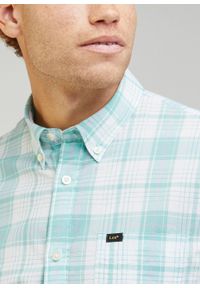 Lee - LEE BUTTON DOWN MĘSKA KOSZULA MATERIAŁOWA DUSTY JADE L880BA41 112330673. Typ kołnierza: button down. Materiał: materiał