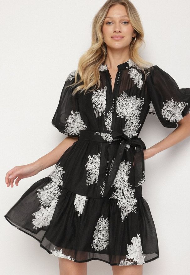 Born2be - Czarna Koszulowa Przezroczysta Sukienka z Bawełną Haftami i Paskiem Lirulira. Okazja: na co dzień. Kolor: czarny. Materiał: bawełna. Wzór: haft. Sezon: lato. Typ sukienki: koszulowe. Styl: casual, elegancki