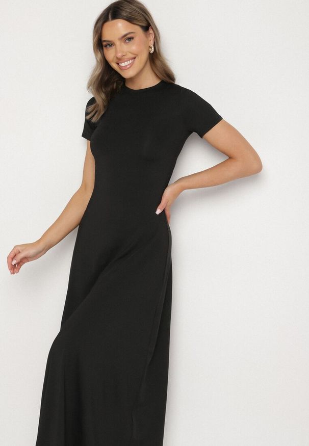 Born2be - Czarna Sukienka o Taliowanym Kroju z Krótkim Rękawem Liravise. Okazja: na co dzień. Kolor: czarny. Długość rękawa: krótki rękaw. Sezon: wiosna, lato. Typ sukienki: rozkloszowane. Styl: casual, elegancki, klasyczny