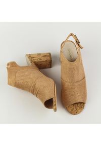 Beżowe lekkie ażurowe sandały damskie na słupku Sabatina 102-7. Kolor: beżowy. Materiał: zamsz. Wzór: ażurowy. Obcas: na słupku. Wysokość obcasa: średni