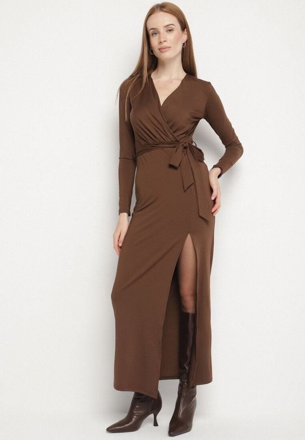 Born2be - Brązowa Sukienka Kopertowa z Wiskozą Zdobiona Rozcięciem i Wiązanym Paskiem Teslea. Okazja: na co dzień. Kolor: brązowy. Materiał: wiskoza. Wzór: aplikacja. Typ sukienki: kopertowe. Styl: elegancki, klasyczny, casual