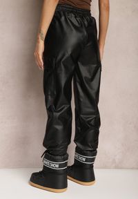 Renee - Czarne Szerokie Spodnie High Waist Ocieplone w Stylu Cargo z Gumką w Pasie i Kieszeniami na Klapy Vilencja. Stan: podwyższony. Kolor: czarny #4