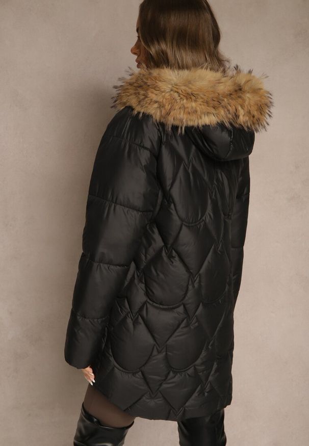 Renee - Czarna Kurtka z Pikowanymi Przeszyciami i Kapturem z Futerkiem Olarissa. Okazja: na spacer. Kolor: czarny. Materiał: futro. Sezon: zima, jesień. Styl: klasyczny