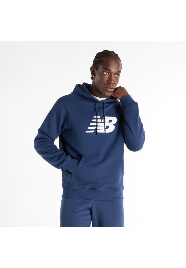 Bluza męska New Balance MT43904NNY – granatowa. Typ kołnierza: kaptur. Kolor: niebieski. Materiał: bawełna, poliester, dresówka. Wzór: aplikacja, napisy