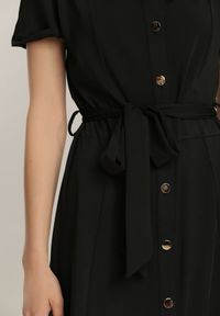 Renee - Czarna Sukienka Asheila. Kolor: czarny. Materiał: materiał. Długość rękawa: krótki rękaw. Wzór: aplikacja. Typ sukienki: koszulowe. Długość: midi #5