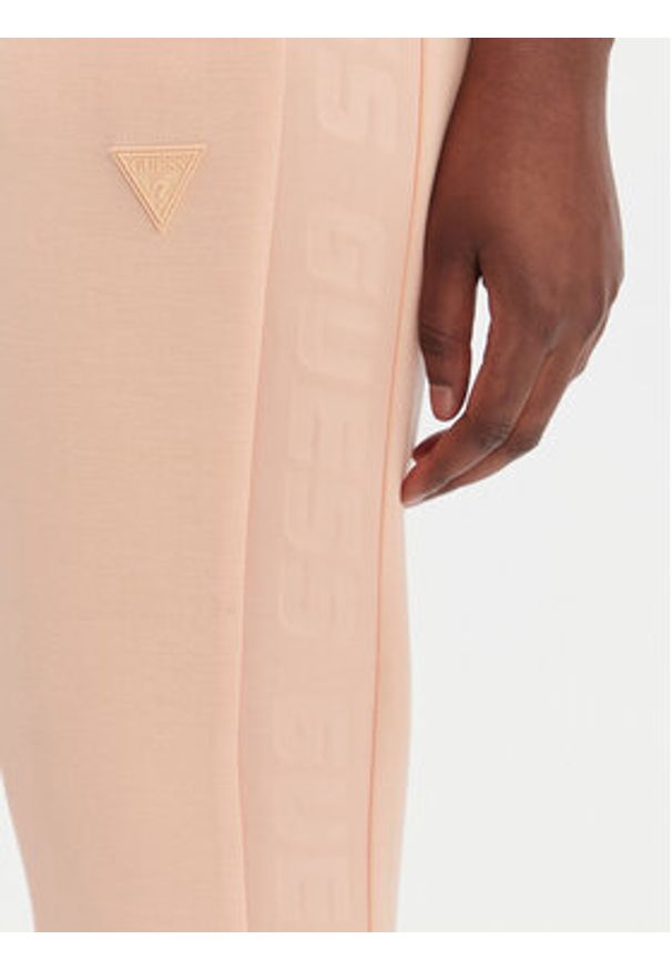 Guess Spodnie dresowe V2YB18 K7UW2 Pomarańczowy Regular Fit. Kolor: pomarańczowy. Materiał: wiskoza