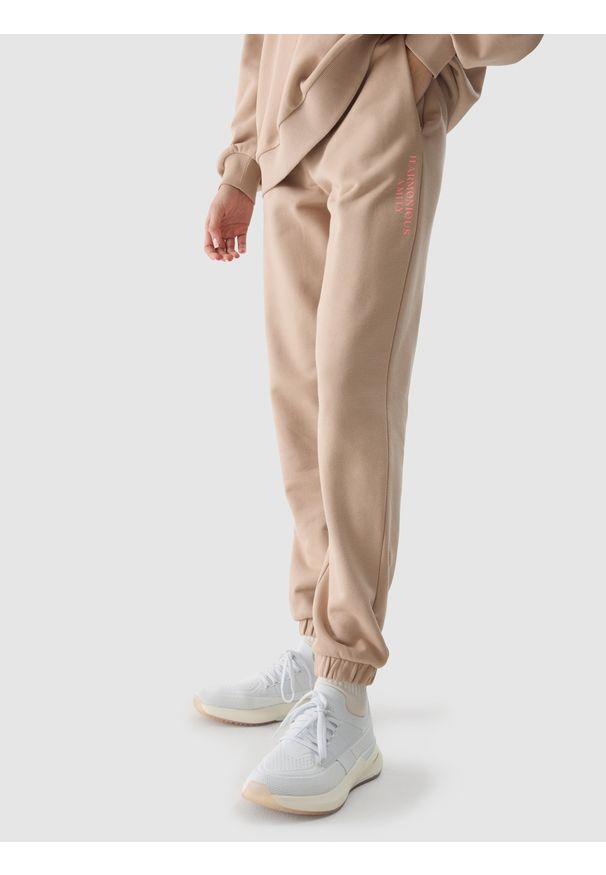 4f - 4F Spodnie dresowe joggery damskie - beżowe M. Kolor: beżowy. Materiał: dresówka. Wzór: gładki, napisy, ze splotem
