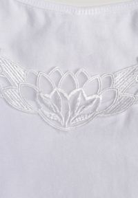 Renee - Biały Bieliźniany Top na Ramiączkach z Bawełny Zdobiony Koronką Bernelle. Kolor: biały. Materiał: bawełna, koronka. Długość rękawa: na ramiączkach. Wzór: aplikacja, koronka #8