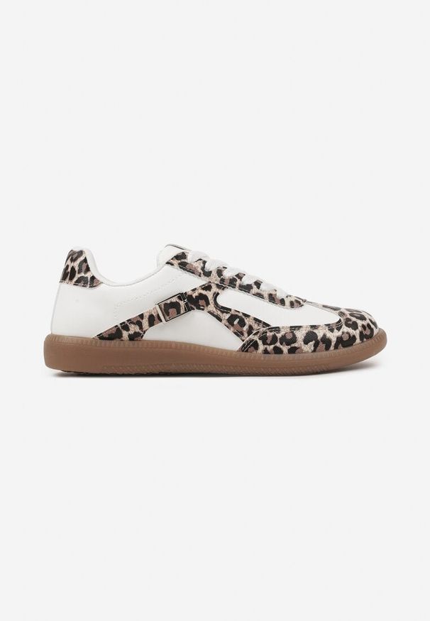 Born2be - Panterkowo-Białe Sneakersy w Stylu Kultowych Tenisówek z Ozdobną Klamerką Senaliera. Okazja: na co dzień. Zapięcie: sznurówki. Kolor: biały. Materiał: jeans