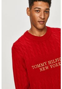 TOMMY HILFIGER - Tommy Hilfiger - Sweter. Okazja: na co dzień. Kolor: czerwony. Długość rękawa: długi rękaw. Długość: długie. Wzór: aplikacja, ze splotem. Styl: casual #3